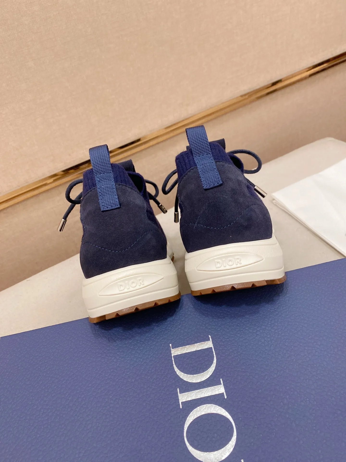 Factory price: 420💰Dior's latest men's fashion sneakers. This item draws inspiration from retro jogging shoes. Featuring a thick, low-top design, it features a mesh fabric upper and an ultra-light rubber foam sole. The side is decorated with an embossed "Di~r" logo. Code number: 39-44 (order 38, 45, 46)